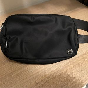 🍋NWOT everywhere belt bag black